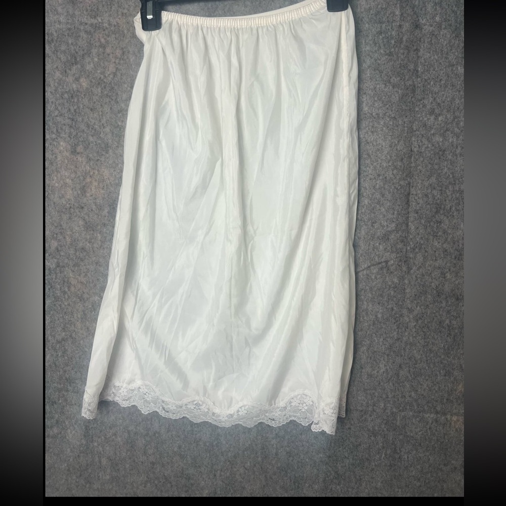 Belle Fleur Women Size Small‎ ivory nylon blend lace trim vintage slip skirt